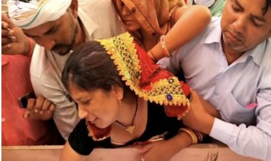 Veerangana gave last farewell to the martyr by giving a salute on the moustache, 32 km long tricolor journey