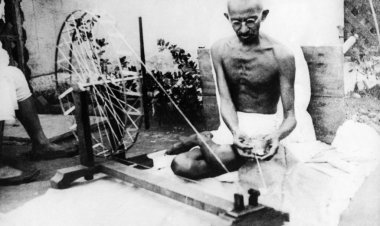 PM Modi participated in the 'Khadi festival', spun yarn by running a spinning wheel