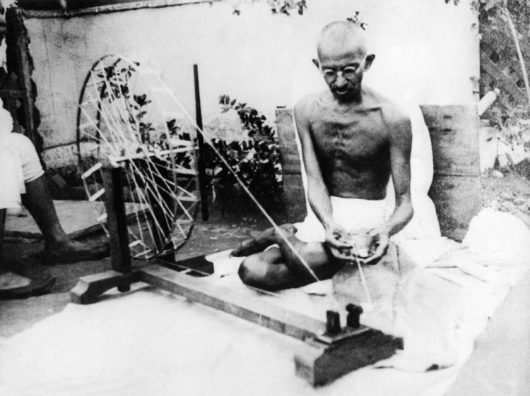 PM Modi participated in the 'Khadi festival', spun yarn by running a spinning wheel