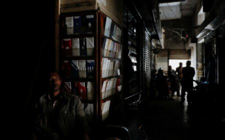 Darkness in Karachi, Pakistan! People got upset, electricity department did not give any answer