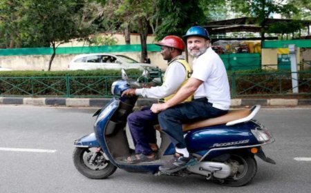 Rahul Gandhi's Scooter Ride with Delivery Boy in Karnataka Election Campaign Goes Viral